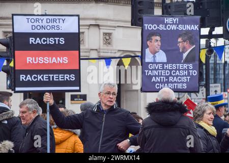 London, Großbritannien. März 2024. Die Demonstranten halten Plakate, die auf die jüngsten Kommentare des Tory-Spenders Frank Hester während der Demonstration auf dem Parliament Square verweisen. Anti-Tory-Aktivisten versammelten sich zu ihrem wöchentlichen Protest, als Rishi Sunak Fragen des Premierministers stellte. Quelle: SOPA Images Limited/Alamy Live News Stockfoto