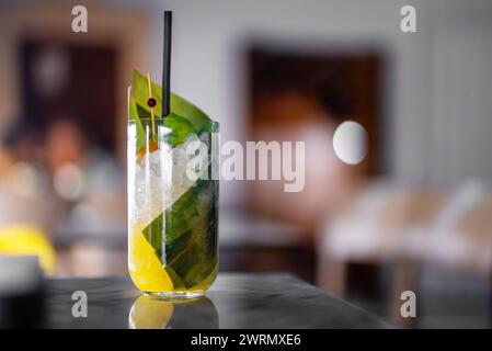Tropischer Cocktail mit Eis und Stroh. Stockfoto