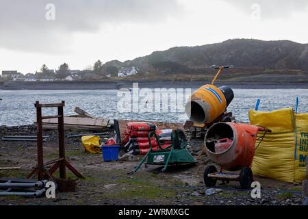 Die Bauarbeiter lassen ihre Werkzeuge am Ufer des Easdale Sound stehen Stockfoto