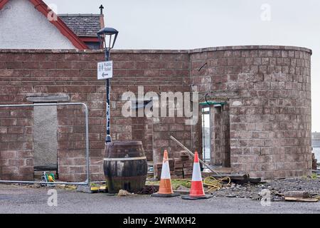 Die Bauarbeiter lassen ihre Werkzeuge am Ufer des Easdale Sound stehen Stockfoto