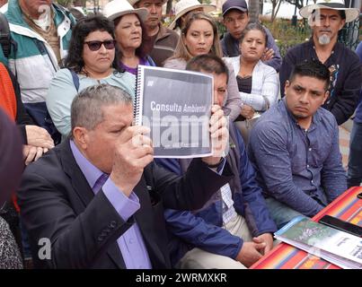 CUENCA-RUEDA DE PRENSA-CONSULTA AMBIENTAL LOMA LARGA Cuenca,Ecuador 13 de marzo de 2024 miembros del GAD parroquial de Victoria del Porte y la Junta de Agua potable de Victoria de Porte Tarqui en rueda de prensa junto a la glorieta del parque Calderon dieron detalles de la insistencia constante del Ministerio del Medio Ambiente y de la Compania Dundee Precious Metals de la supuesta socializacion o consulta ambiental del proyecto Loma Larga, sin respetar lo resuelto lo resuelto por los jueces con fecha 20 de julio 2020 und 28 de agosto 2023. foto Boris Romoleroux/API. SOI-CUENCA-RUEDADEPRENSA-CON Stockfoto