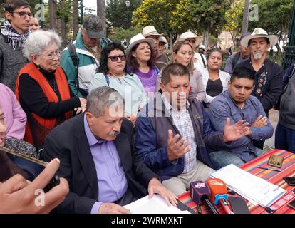 CUENCA-RUEDA DE PRENSA-CONSULTA AMBIENTAL LOMA LARGA Cuenca,Ecuador 13 de marzo de 2024 miembros del GAD parroquial de Victoria del Porte y la Junta de Agua potable de Victoria de Porte Tarqui en rueda de prensa junto a la glorieta del parque Calderon dieron detalles de la insistencia constante del Ministerio del Medio Ambiente y de la Compania Dundee Precious Metals de la supuesta socializacion o consulta ambiental del proyecto Loma Larga, sin respetar lo resuelto lo resuelto por los jueces con fecha 20 de julio 2020 und 28 de agosto 2023. foto Boris Romoleroux/API. SOI-CUENCA-RUEDADEPRENSA-CON Stockfoto