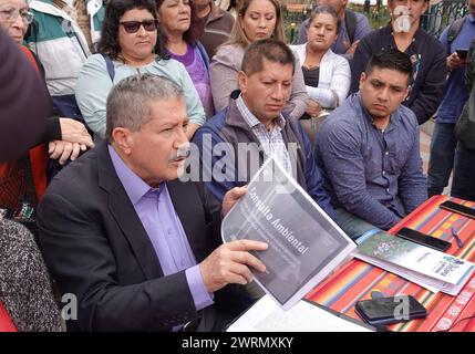 CUENCA-RUEDA DE PRENSA-CONSULTA AMBIENTAL LOMA LARGA Cuenca,Ecuador 13 de marzo de 2024 miembros del GAD parroquial de Victoria del Porte y la Junta de Agua potable de Victoria de Porte Tarqui en rueda de prensa junto a la glorieta del parque Calderon dieron detalles de la insistencia constante del Ministerio del Medio Ambiente y de la Compania Dundee Precious Metals de la supuesta socializacion o consulta ambiental del proyecto Loma Larga, sin respetar lo resuelto lo resuelto por los jueces con fecha 20 de julio 2020 und 28 de agosto 2023. foto Boris Romoleroux/API. SOI-CUENCA-RUEDADEPRENSA-CON Stockfoto