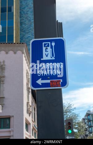 Blaues und weißes Richtungsschild für EV-Ladestation in Downtown Tucson AZ Stockfoto