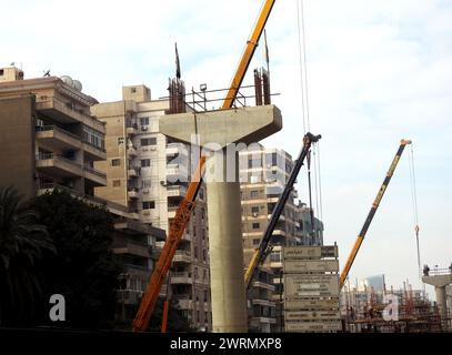 Kairo, Ägypten, 7. Januar 2023: Ägyptische Monorail-Säulen und Gleise werden aus Stahl und Beton gebaut, Arbeiter auf der Baustelle in Kairo monora Stockfoto