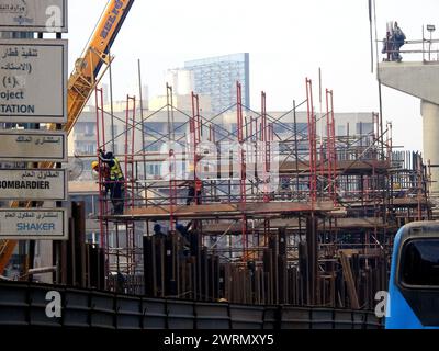 Kairo, Ägypten, 7. Januar 2023: Ägyptische Monorail-Säulen und Gleise werden aus Stahl und Beton gebaut, Arbeiter auf der Baustelle in Kairo monora Stockfoto