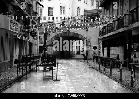 Schwarzweißfotos spiegeln Lissabons Charme der Pink Street wider Stockfoto