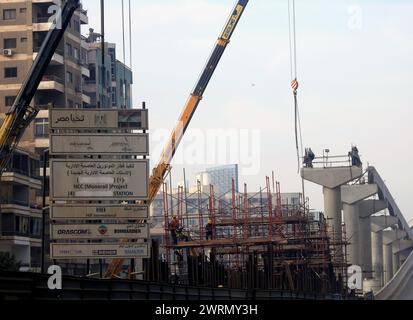 Kairo, Ägypten, 7. Januar 2023: Ägyptische Monorail-Säulen und Gleise werden aus Stahl und Beton gebaut, Arbeiter auf der Baustelle in Kairo monora Stockfoto