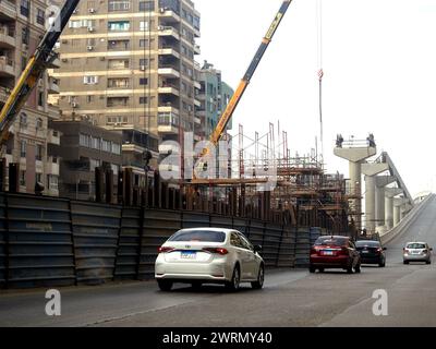 Kairo, Ägypten, 7. Januar 2023: Ägyptische Monorail-Säulen und Gleise werden aus Stahl und Beton gebaut, Arbeiter auf der Baustelle in Kairo monora Stockfoto