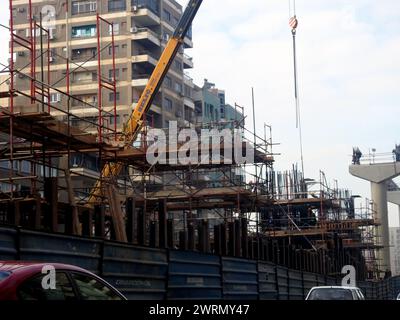 Kairo, Ägypten, 7. Januar 2023: Ägyptische Monorail-Säulen und Gleise werden aus Stahl und Beton gebaut, Arbeiter auf der Baustelle in Kairo monora Stockfoto