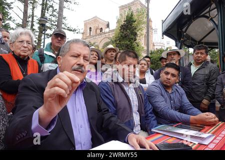 CUENCA-RUEDA DE PRENSA-CONSULTA AMBIENTAL LOMA LARGA Cuenca,Ecuador 13 de marzo de 2024 miembros del GAD parroquial de Victoria del Porte y la Junta de Agua potable de Victoria de Porte Tarqui en rueda de prensa junto a la glorieta del parque Calderon dieron detalles de la insistencia constante del Ministerio del Medio Ambiente y de la Compania Dundee Precious Metals de la supuesta socializacion o consulta ambiental del proyecto Loma Larga, sin respetar lo resuelto lo resuelto por los jueces con fecha 20 de julio 2020 und 28 de agosto 2023. foto Boris Romoleroux/API. SOI-CUENCA-RUEDADEPRENSA-CON Stockfoto