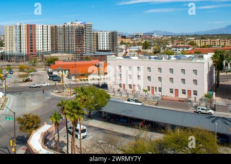 Aus der Vogelperspektive auf den AMTRAK-Bahnhof und die Apartments im Zentrum von Tucson, AZ Stockfoto