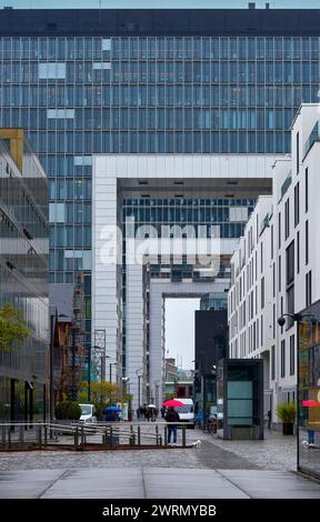 Fragmentarer Blick auf die berühmten Kranhäuser in Köln Stockfoto