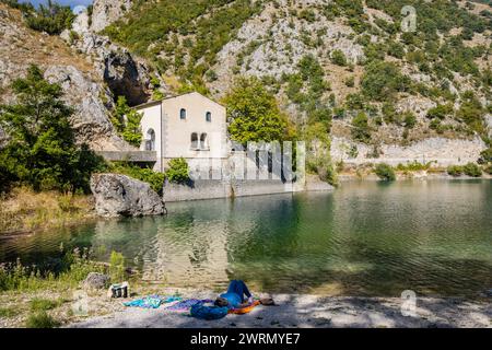 Lake San Domenico, in den Schluchten von Sagittario, in den Abruzzen, L'Aquila, Italien. Die kleine Eremitage mit der Steinbrücke. Die türkisfarbene Farbe des Wassers. Stockfoto