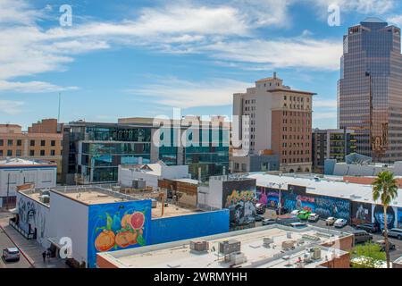 Blick auf die Wandmalereien und Wolkenkratzer der Innenstadt von Tucson in Arizona Stockfoto