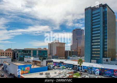 Blick auf die Wandmalereien und Wolkenkratzer der Innenstadt von Tucson in Arizona Stockfoto