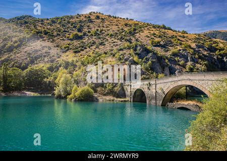 Lake San Domenico, in den Schluchten von Sagittario, in den Abruzzen, L'Aquila, Italien. Die kleine Eremitage mit der Steinbrücke. Die türkisfarbene Farbe des Wassers. Stockfoto