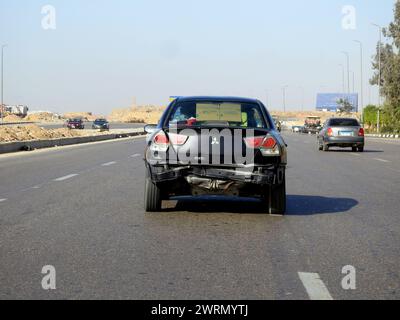 Kairo, Ägypten, 2. März 2024: Mitsubishi-Autounfall von hinten, Autozerschlag aus dem Kofferraum des Fahrzeugs, ein fahrendes Auto auf der Straße, die zuvor war Stockfoto