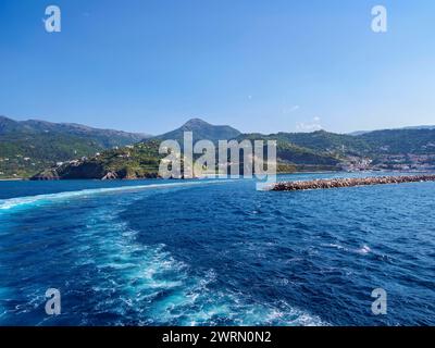 Die Fähre verlässt den Hafen von Evdilos, Insel Icaria, nördliche Ägäis, griechische Inseln, Griechenland, Europa Copyright: KarolxKozlowski 1245-3322 Stockfoto