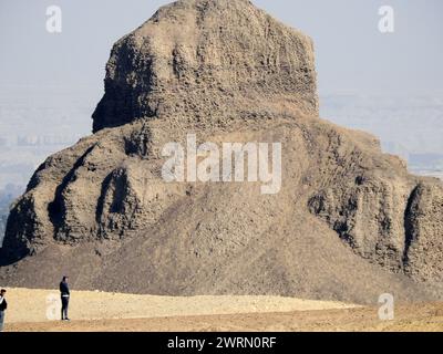 Gizeh, Ägypten, 26. Januar 2023: Pyramide von Amenemhat III., die schwarze Pyramide, die von Amenemhat dem 3. In Dahshur erbaut wurde Stockfoto