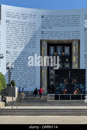 Brooklyn, NY - 11. Oktober 2023: Die Leute passieren vor dem Eingang der Brooklyn Public Library, die zentrale Lage mit Roc Nation's Kunsttribut zeigt Stockfoto