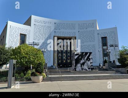 Brooklyn, NY - 11. Oktober 2023: Die Leute passieren vor dem Eingang der Brooklyn Public Library, die zentrale Lage mit Roc Nation's Kunsttribut zeigt Stockfoto