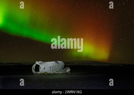 Ein abgestürztes DC-3-Flugzeug unter der Nordlichter Aurora Borealis, Island, Polarregionen Copyright: SpencerxClark 1320-265 Stockfoto