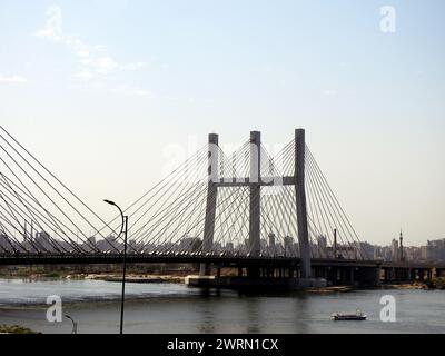 Kairo, Ägypten, März 9 2023: The Rod El Farag Axis Tahya Misr Masr Bridge, die weltweit größte Seilbahnbrücke laut Guinness World Recor Stockfoto