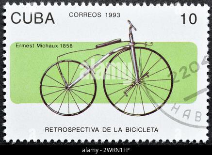 Gestempelte Briefmarke von Kuba, die Ernest Michaux - altes Fahrrad zeigt, um 1993. Stockfoto