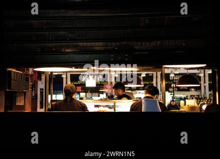 Der erfahrene Koch konzentriert sich auf die Zubereitung köstlicher Gerichte in einer Restaurantküche und zeigt kulinarische Expertise Stockfoto