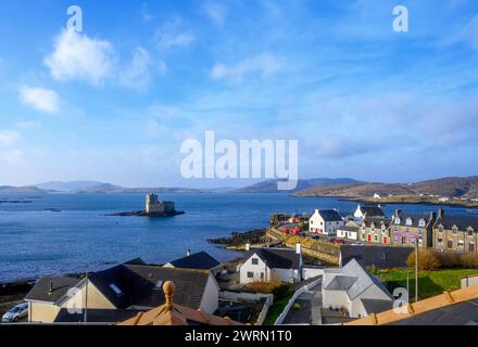 Blick auf das Dorf Castlebay und Kisimul Castle am frühen Morgen, Isle of Barra, Äußere Hebriden, Schottland, Großbritannien Stockfoto