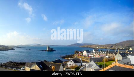 Blick auf das Dorf Castlebay und Kisimul Castle am frühen Morgen, Isle of Barra, Äußere Hebriden, Schottland, Großbritannien Stockfoto