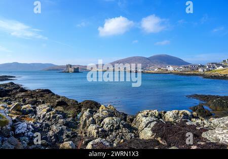 Blick auf das Dorf Castlebay und Kisimul Castle, Isle of Barra, Äußere Hebriden, Schottland, Großbritannien Stockfoto