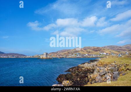 Blick auf das Dorf Castlebay und Kisimul Castle, Isle of Barra, Äußere Hebriden, Schottland, Großbritannien Stockfoto