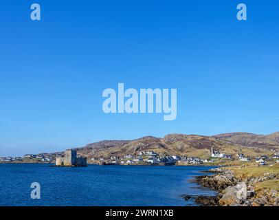 Blick auf das Dorf Castlebay und Kisimul Castle, Isle of Barra, Äußere Hebriden, Schottland, Großbritannien Stockfoto