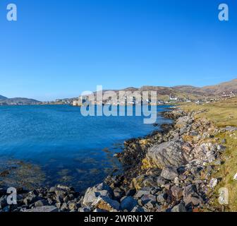 Blick auf das Dorf Castlebay und Kisimul Castle, Isle of Barra, Äußere Hebriden, Schottland, Großbritannien Stockfoto