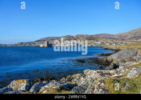 Blick auf das Dorf Castlebay und Kisimul Castle, Isle of Barra, Äußere Hebriden, Schottland, Großbritannien Stockfoto