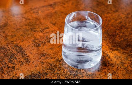 Süßwasserglas mit Eis Stockfoto