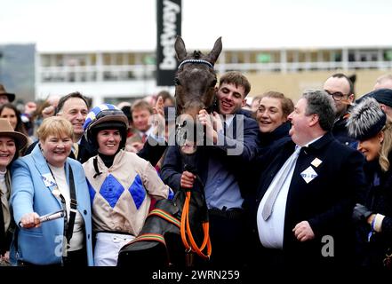 Jockey Rachael Blackmore, Trainer Henry de Bromhead und Besitzer Declan Landy und Josephine Landy feiern mit Captain Guinness, nachdem sie am zweiten Tag des Cheltenham Festivals 2024 auf der Cheltenham Racecourse die Betway Queen Mother Champion Chase gewonnen haben. Bilddatum: Mittwoch, 13. März 2024. Stockfoto