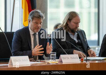 Berlin, Deutschland. März 2024. Ausschuss für Angelegenheiten der Europäischen Union, Vorsitzender Dr. Anton Hofreiter, Allianz 90/die Grünen, MDB, empfängt Robert Habeck, Allianz 90/die Grünen, MDB, Bundesminister für Wirtschaft und Klimaschutz und Vizekanzler, 13. März 2024 in Berlin. Quelle: dpa/Alamy Live News Stockfoto