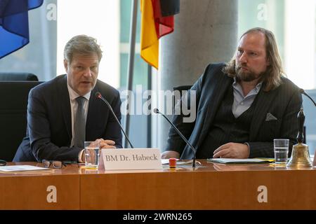 Berlin, Deutschland. März 2024. Ausschuss für Angelegenheiten der Europäischen Union, Vorsitzender Dr. Anton Hofreiter, Allianz 90/die Grünen, MDB, empfängt Robert Habeck, Allianz 90/die Grünen, MDB, Bundesminister für Wirtschaft und Klimaschutz und Vizekanzler, 13. März 2024 in Berlin. Quelle: dpa/Alamy Live News Stockfoto