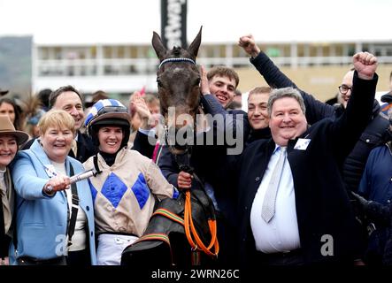 Jockey Rachael Blackmore, Trainer Henry de Bromhead und Besitzer Declan Landy und Josephine Landy feiern mit Captain Guinness, nachdem sie am zweiten Tag des Cheltenham Festivals 2024 auf der Cheltenham Racecourse die Betway Queen Mother Champion Chase gewonnen haben. Bilddatum: Mittwoch, 13. März 2024. Stockfoto