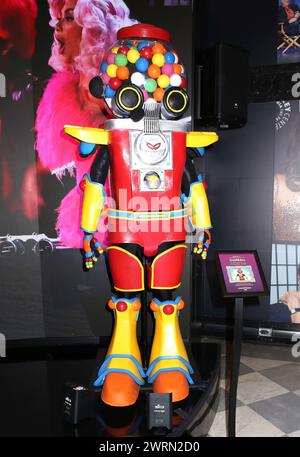 New York City, USA. März 2024. Die Masked Singer Kostüme besuchten die Masked Singer Exhibit im Paley Museum am 13. März 2024 in New York City, NY © Steven Bergman/AFF-USA.COM Credit: AFF/Alamy Live News Stockfoto