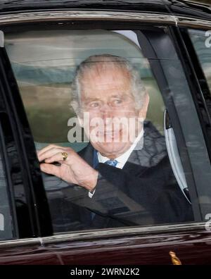 London, Großbritannien. März 2024. *** EXKLUSIV *** SONDERTARIFE *** 13.03.2024. London, Großbritannien. König Karl III. Sieht, wie er lächelnd und der Öffentlichkeit zuwinkt, als er das Clarence House in Westminster verlässt. König Karl III., der derzeit wegen Krebs behandelt wird, verpasste den Commonwealth Day-Gottesdienst in Westminster Abbey. Foto: Ben Cawthra/SIPA USA **KEINE VERKÄUFE in Großbritannien** Credit: SIPA USA/Alamy Live News Stockfoto