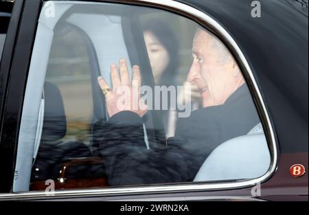 London, Großbritannien. März 2024. *** EXKLUSIV *** SONDERTARIFE *** 13.03.2024. London, Großbritannien. König Karl III. Sieht, wie er lächelnd und der Öffentlichkeit zuwinkt, als er das Clarence House in Westminster verlässt. König Karl III., der derzeit wegen Krebs behandelt wird, verpasste den Commonwealth Day-Gottesdienst in Westminster Abbey. Foto: Ben Cawthra/SIPA USA **KEINE VERKÄUFE in Großbritannien** Credit: SIPA USA/Alamy Live News Stockfoto