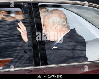 London, Großbritannien. März 2024. *** EXKLUSIV *** SONDERTARIFE *** 13.03.2024. London, Großbritannien. König Karl III. Sieht, wie er lächelnd und der Öffentlichkeit zuwinkt, als er das Clarence House in Westminster verlässt. König Karl III., der derzeit wegen Krebs behandelt wird, verpasste den Commonwealth Day-Gottesdienst in Westminster Abbey. Foto: Ben Cawthra/SIPA USA **KEINE VERKÄUFE in Großbritannien** Credit: SIPA USA/Alamy Live News Stockfoto