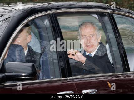 London, Großbritannien. März 2024. *** EXKLUSIV *** SONDERTARIFE *** 13.03.2024. London, Großbritannien. König Karl III. Sieht, wie er lächelnd und der Öffentlichkeit zuwinkt, als er das Clarence House in Westminster verlässt. König Karl III., der derzeit wegen Krebs behandelt wird, verpasste den Commonwealth Day-Gottesdienst in Westminster Abbey. Foto: Ben Cawthra/SIPA USA **KEINE VERKÄUFE in Großbritannien** Credit: SIPA USA/Alamy Live News Stockfoto