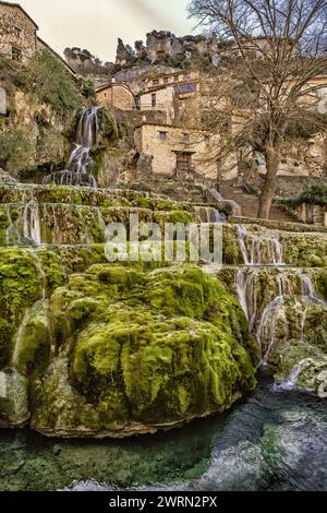 Wasserfall Orbaneja del Castillo, Point of geological Interest, Orbaneja del Castillo, mittelalterliches Dorf, Comarca del Páramo, Sedano-Tal, Burgos, Stockfoto