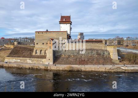 Hermans altes Schloss am Flussufer. Narva, Estland Stockfoto