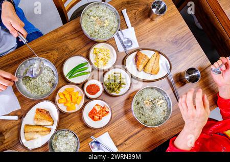 Typisch südkoreanische Gerichte mit Abalone Brei, Kimchi, Beilagen und frischem Fisch, Jeju Island, Südkorea, Asien Copyright: LynnxGail 1111-255 Stockfoto